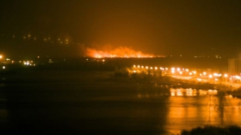 Пожар на Осокорках охватил уже 3000 квадратных метров