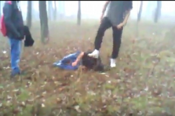 Жестокое избиение сверстника подростки сняли на видео и выложили в сеть (видео)