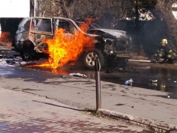 В центре Мариуполя взорвалось авто с военным (фото, видео)
