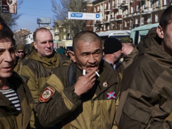 На Донбассе российские военные разворовывают оружие для продажи на алкоголь