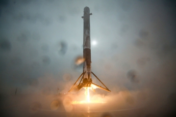Историческая посадка первой ступени ракеты SpaceX в океане: видео, фото