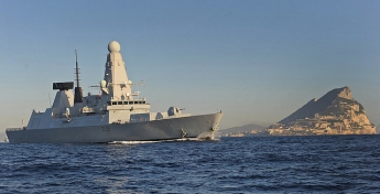 Испания направила военный корабль к побережью Гибралтара (видео)