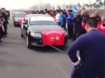 Китаец отбуксировал 7 cеданов Audi своими гениталиями (видео)