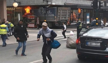 Теракт в Стокгольме: появилось видео наезда грузовика