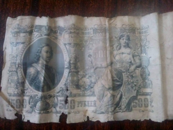 На крыше дома в Мелитополе нашли деньги царских времен (фото)