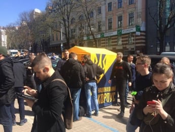 Активисты заблокировали центральный офис "Сбербанка" в Киеве (фото)