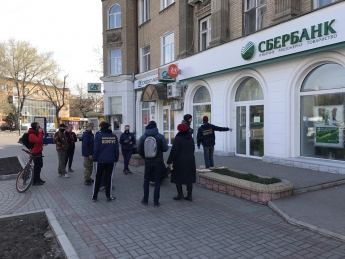 Забирайте деньги - под Сбербанком в Мелитополе "Азов" проводит акцию (фото)