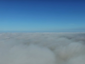 Туман над городом с высоты птичьего полета (видео)