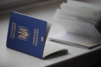 Украинцев “разводят” на поддельные биометрические паспорта: как работают мошенники