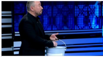 “Это дно”: на российском ТВ гостю из Украины хотели скормить ведро “г**на”