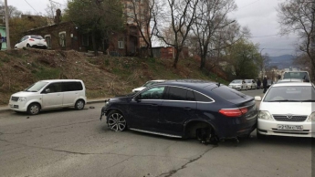 У Росії дівчина на елітному Mercedes розтрощила 11 припаркованих автівок, - ВІДЕО