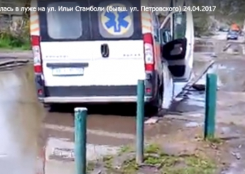 Скорая "пришвартовалась" на улице, которую Оппоблок не собирался ремонтировать (видео)