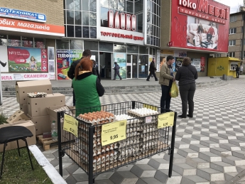 Яичный вторник – яйцами уже торгуют даже на тротуарах (фото)