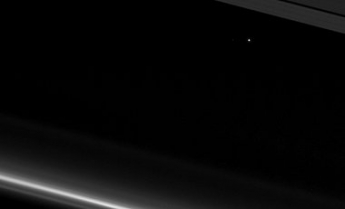 Залетевший под кольца Сатурна зонд Cassini вышел на связь - фото