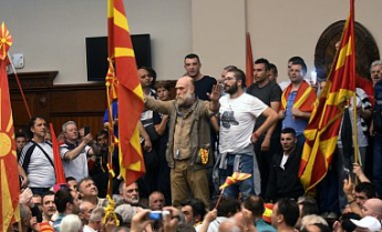 В Македонии протестующие штурмовали парламент, есть раненые (фото)