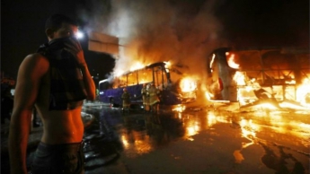 Центр Рио в огне и баррикадах. Горят машины и разграбленные магазины