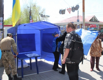 В Запорожье за палатки «Оппоблока» взялись военные (фото)