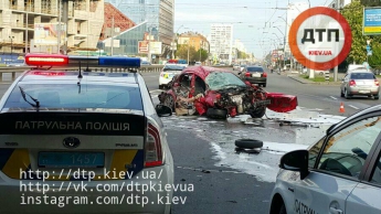 В Киеве таксист влетел в отбойник, пассажиру оторвало руку