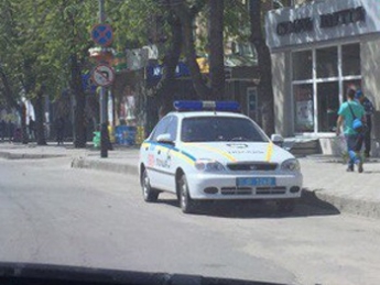 "Задом наперед" через двойную сплошную припарковался полицейский автомобиль (фото)