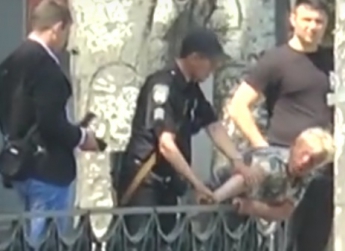 Полицейские "приковали" неадекватную женщину к забору (видео)