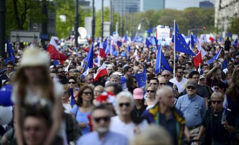 В Варшаве тысячи человек протестуют против действий правительства