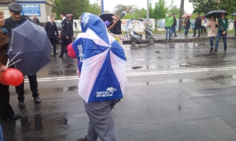Был зонтик - стал плащ. Так закончилась провокация с символикой Партии регионов (видео)