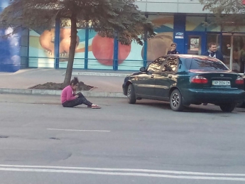 Странная девушка легла посреди проспекта и не реагировала на просьбы уйти с проезжей части (фото)