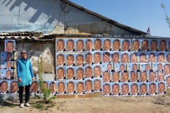 Женщина оклеила портретами президента дом, чтобы защитить его от сноса