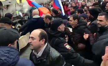 Массовая потасовка с участием армян и азербайджанцев на акции «Бессмертный полк» (видео)