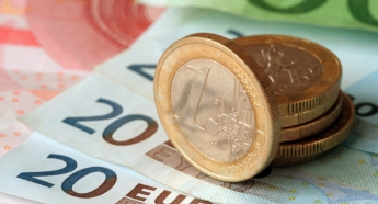 Українці почали більше купувати євро, ніж долари