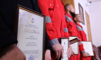 Министр наградил экипаж катера, который дал отпор российскому судну