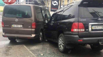 В Киеве пьяный сотрудник НАБУ на Lexus разбил припаркованные авто (фото)