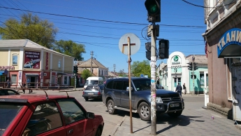 "Хозяин жизни" с Донецкими номерами припарковался на тротуаре (фото)