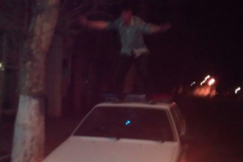 Мужчина, танцевавший на патрульной машине, получил наказание (фото)