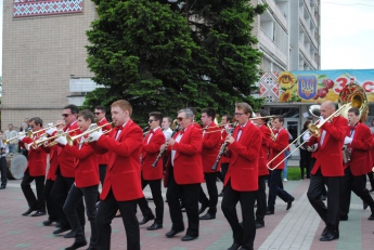 Танцующие военные и любимцы публики из Одессы - в Мелитополе открылся традиционный фестиваль (фото, видео)