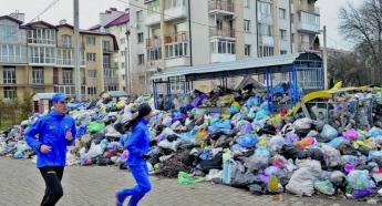 Результат ливней: по улицам Львова поплыли тонны мусора (фото)
