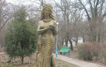 Скульптуре Русалочки в парке закрасили 