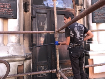 В Мелитополе устроили "душ" для обгоревшего здания исполкома (фото)