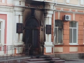 Поджигатели бросали коктейль Молотова в комнаты с архивом горсовета (видео)