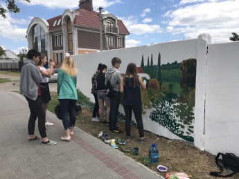 Студенты держат интригу, разрисовывая забор в центре города (фото)