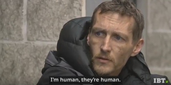 Бездомный, помогавший раненым в Манчестере, стал героем соцсетей (видео)