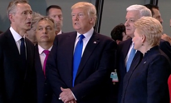 Трамп оттолкнул премьера Черногории в штаб-квартире НАТО: видео