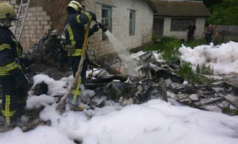 В Черниговской области на жилой дом упал самолет: фото