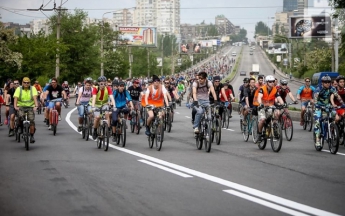 Ford Focus въехал в колонну велосипедистов на главном проспекте Запорожья