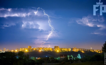 Запорожский фотограф снял впечатляющие кадры ночной грозы (фото)