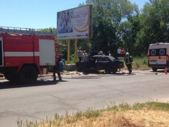 В Запорожье страшное ДТП: водителя достают спасатели (ФОТО)