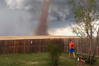 Невозмутимый канадец продолжил стричь лужайку во время торнадо