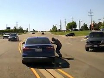 В США мужчина прыгнул в автомобиль на ходу, чтобы спасти водителя (видео)