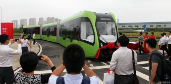 Китайцы представили первый безрельсовый электропоезд (видео)