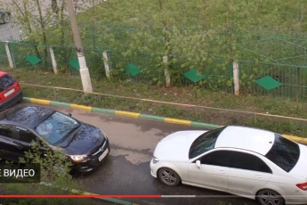 Десятиминутное противостояние: две женщины на авто не разминулись на узкой дороге (видео)